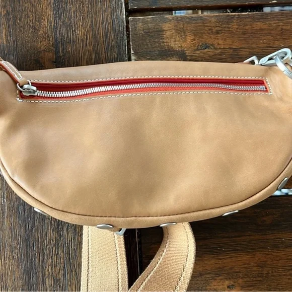 Hammitt CHARLES CROSSBODY MED - Croissant Tan/Brushed Silver
New never used - Picture 3 of 4